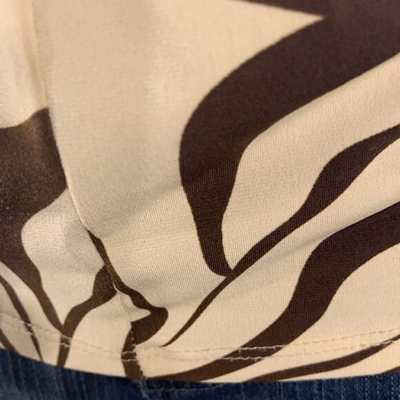 Coin V-neck Large Short Sleeve Animal Print Diamond Look Accessory Attached - Picture 6 of 11